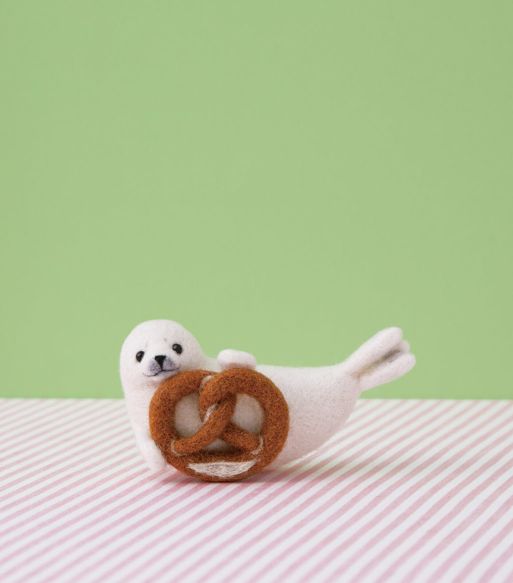 Hamanaka Needle Felting Kit – Baby Seal & Pretzel (Japanese Instructions Only)