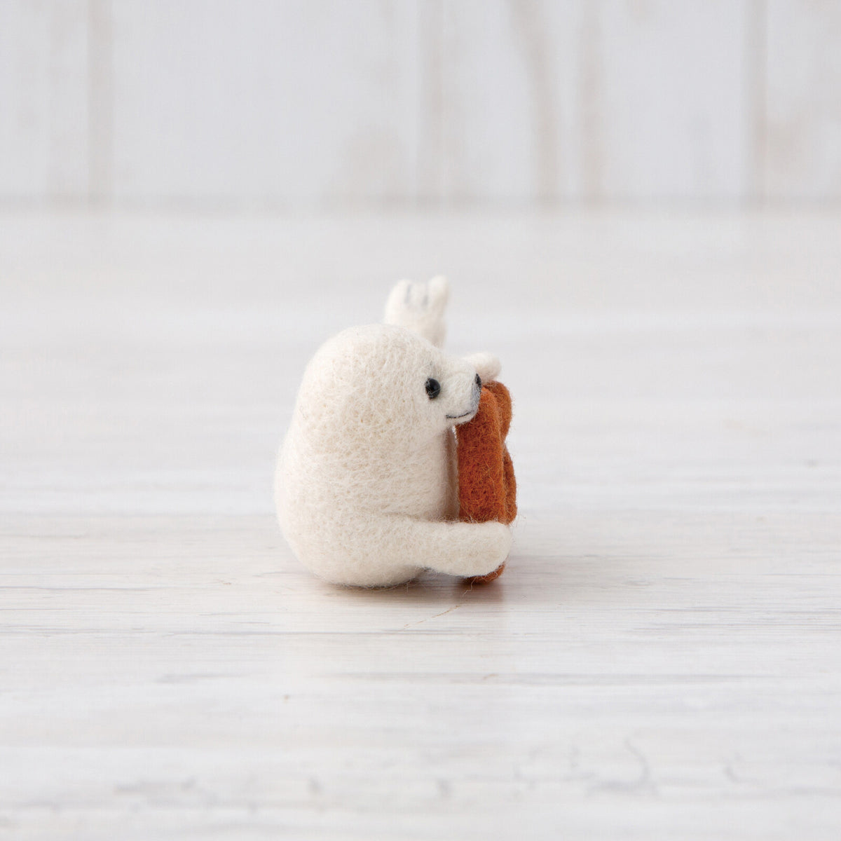 Hamanaka Needle Felting Kit – Baby Seal & Pretzel (Japanese Instructions Only)